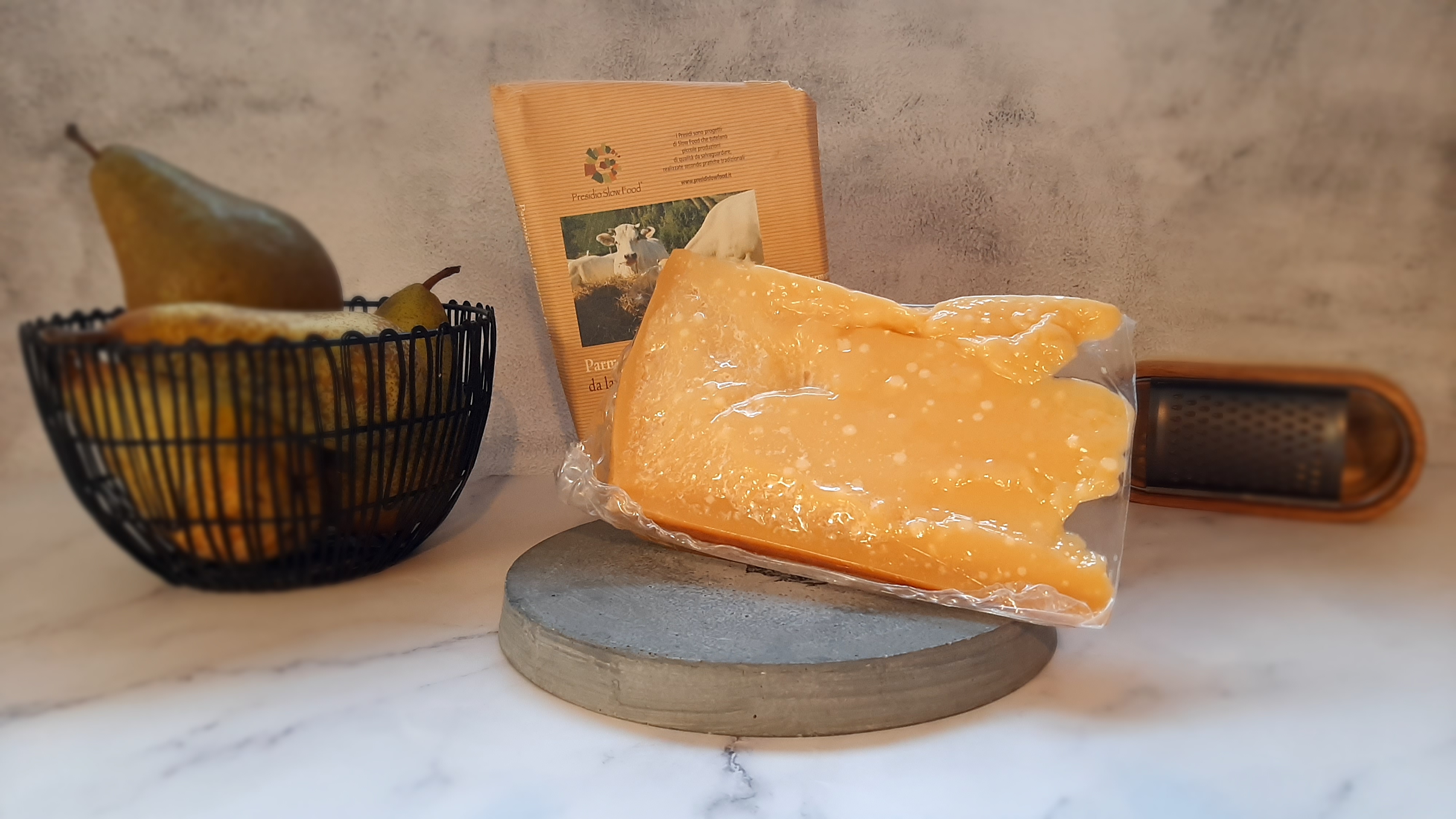 Parmigiano reggiano der weißen Kuh, 48 Monate gereift